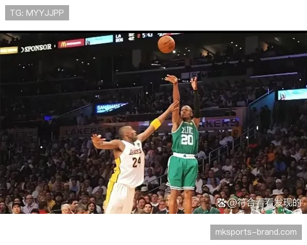 皮尔斯无球跑动拉开空间，关键回合主导进攻