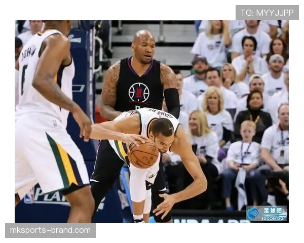 身体冲撞在足球规则中的判罚标准与裁判尺度解析