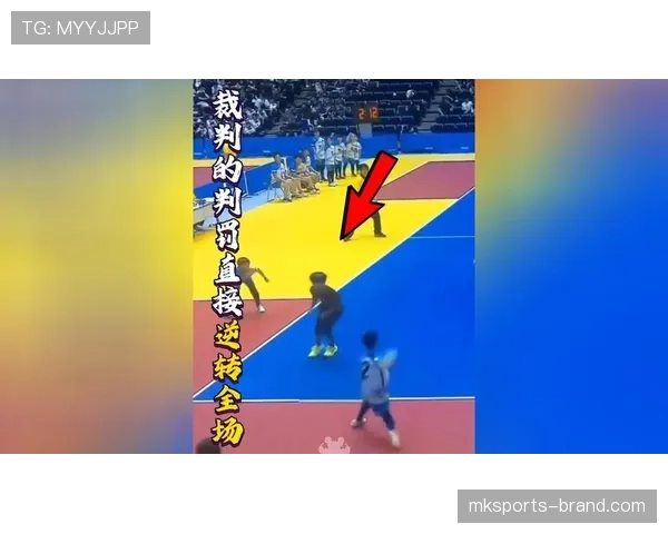 铲球规则判罚要点：何时判犯规并出牌