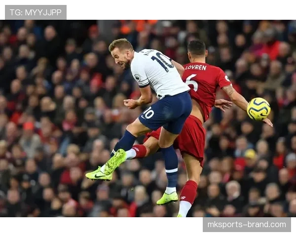 克鲁伊夫回撤接应如何撕开防线并主导进攻组织？